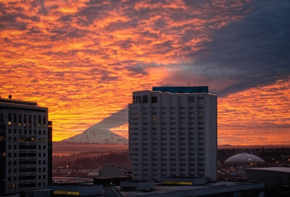 4.日落時浮在空中的巨大黑影