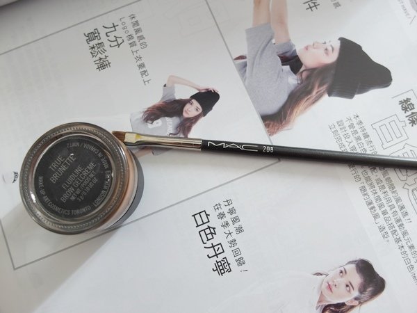 mac-eyebrow-brush208.JPG