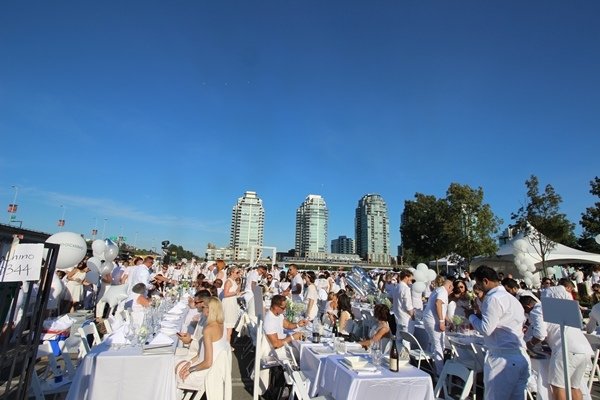 dinner-en-blanc007.JPG