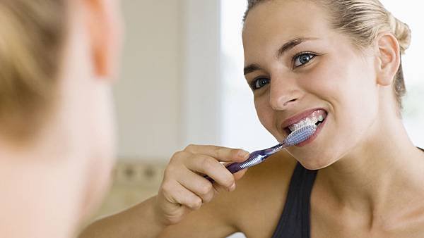 woman-brushing-her-teeth
