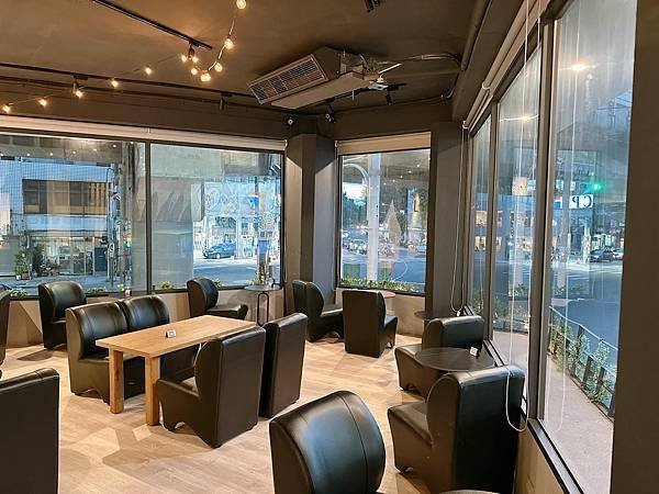 Why Coffee Bar 高顏值空間寬敞舒適 既是咖啡廳