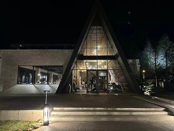 【台中】黑森林景觀咖啡 夕陽x夜景x建築都美得讓人流連忘返