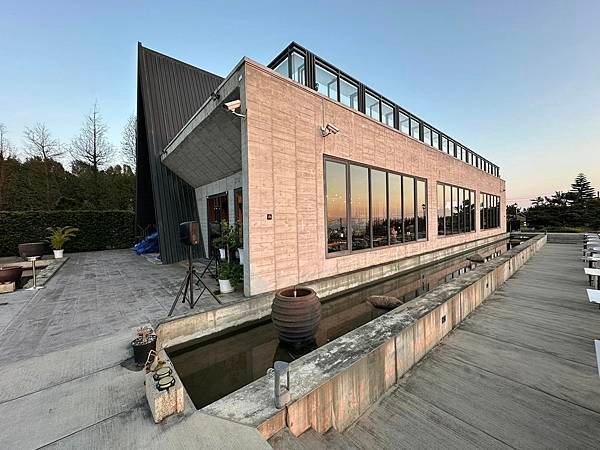 【台中】黑森林景觀咖啡 夕陽x夜景x建築都美得讓人流連忘返