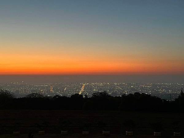 【台中】黑森林景觀咖啡 夕陽x夜景x建築都美得讓人流連忘返