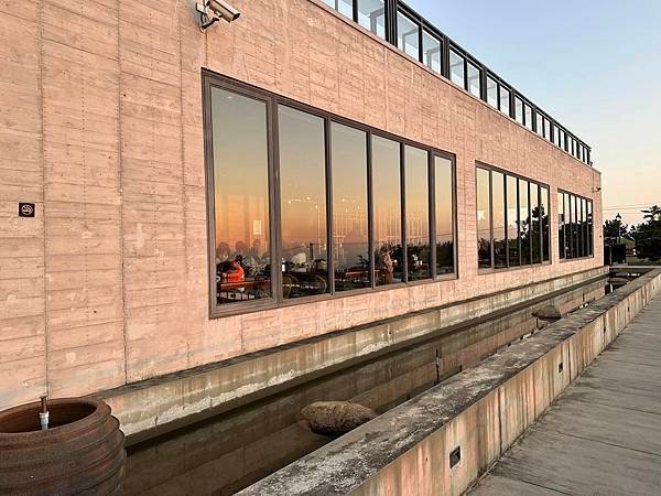 【台中】黑森林景觀咖啡 夕陽x夜景x建築都美得讓人流連忘返