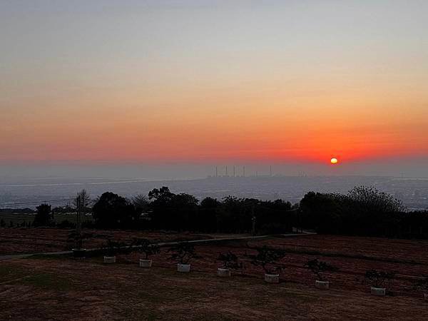 【台中】黑森林景觀咖啡 夕陽x夜景x建築都美得讓人流連忘返