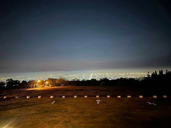 【台中】黑森林景觀咖啡 夕陽x夜景x建築都美得讓人流連忘返