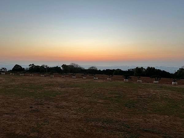【台中】黑森林景觀咖啡 夕陽x夜景x建築都美得讓人流連忘返