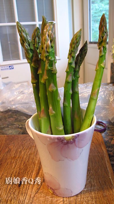 蘆筍去老皮後放入裝水的杯子.JPG