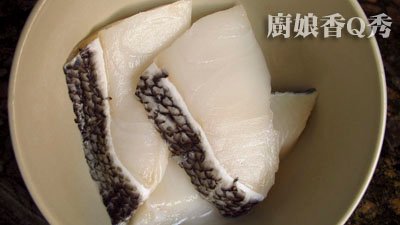 用少許米酒和鹽醃20分鐘.jpg
