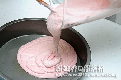 將米漿倒入事先抹好油的容器.JPG