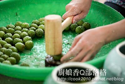 脆梅製作_把梅子敲破.jpg