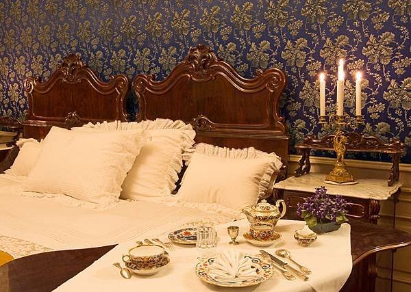 Schönbrunn Palace imperial bedroom.jpg