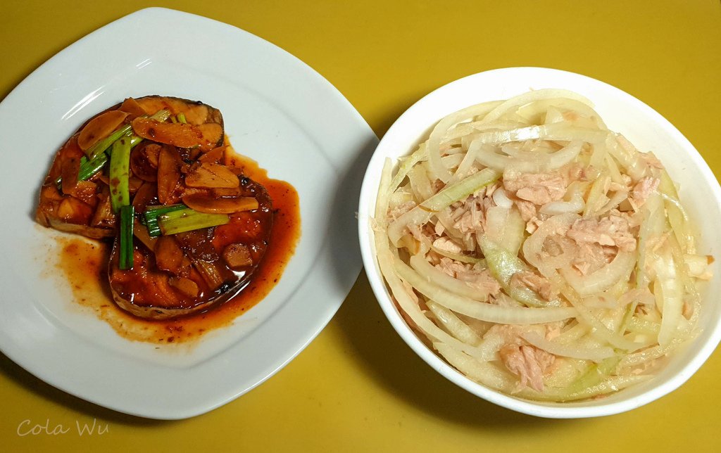 涼拌洋蔥鮪魚+紅燒茄汁魚片