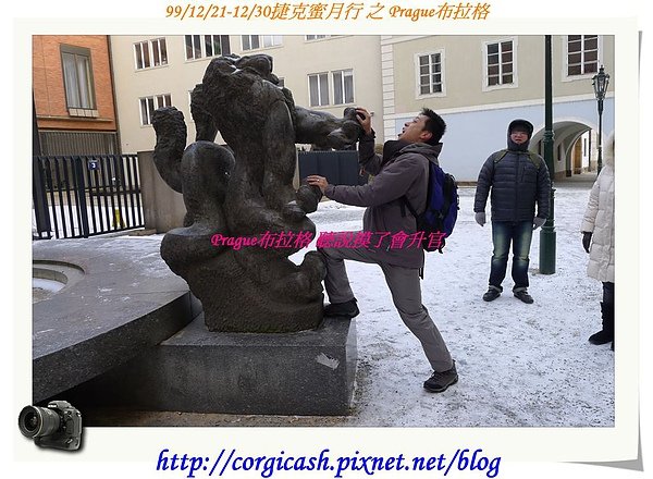 查理大學門口的石獅子~據說摸了之後會升官耶~快摸