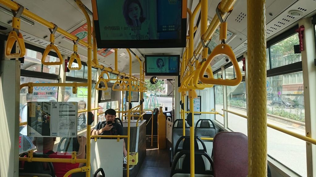 24開得好猛的公車.JPG