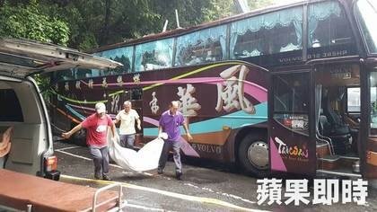 死者遺體搬運出遊覽車