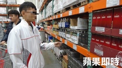 黃姓男大生將喝完的空酒瓶帶進好市多，偷裝同款酒後拿去退貨，被賣場人員識破報警