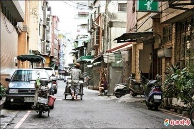 後菜園仔僅剩一家公娼館，雖另有私娼（性工作者）坐在門前等待客人，巷道仍顯得冷清