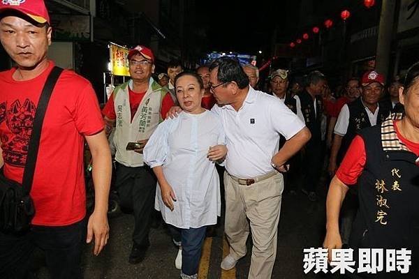 立委陳明文在大士爺文化祭的活動中，強攬張花冠的肩膀，張花冠今日揚言提告