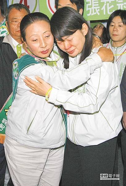 2009年縣市長選舉時，任張花冠競選總部主委的廖素惠，選前下跪求票，被張花冠拉起