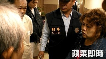 賴姓女子（右）和男友吵架，進而引發兩死七傷車禍，她今天在醫院和死者家屬道歉