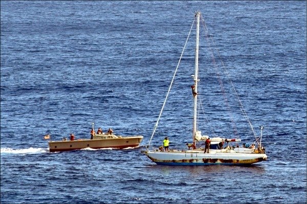 美國海軍兩棲登陸艦艾希蘭德號二十五日派出小船，救援兩名乘船漂流海上五個多月的夏威夷女子