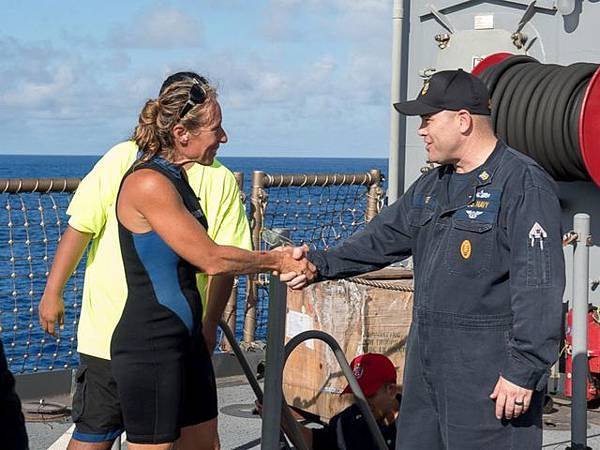 「阿胥蘭號」軍官歡迎愛沛兒登艦