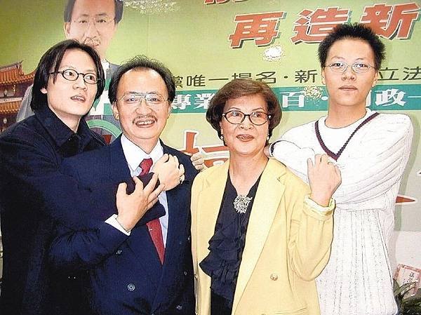 1999年柯建銘高票當選立委候，全家興