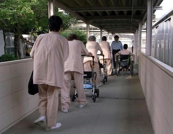 日本高齡受刑人的照護費用，平均每人一年約320萬日圓，幾乎是低收入戶補助金的2倍，讓不少生活困頓的長輩不惜順手牽羊，只為得到完整照護。（圖片取自kenbounoblog）