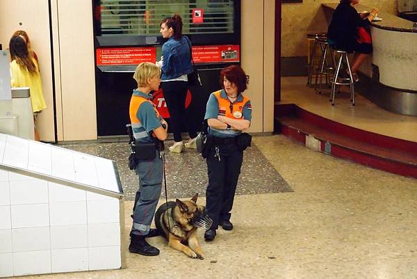 西班牙警察與警犬