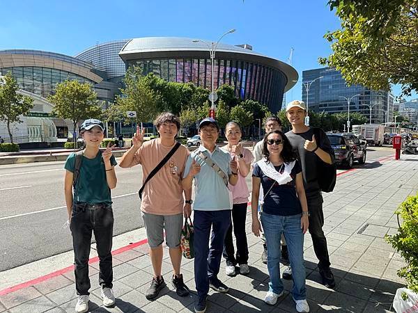 ★李永然律師參加由永然職工福利委員會舉辦的城市健走活動，並和