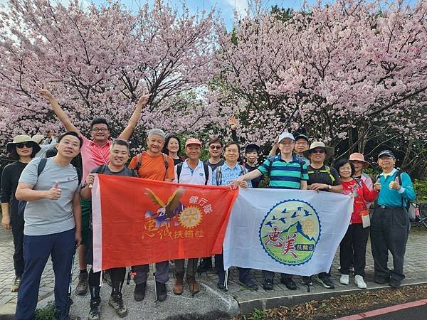 ★李永然律師參加忠誠健行隊健行活動，由苗圃登上七星山主峰，沿