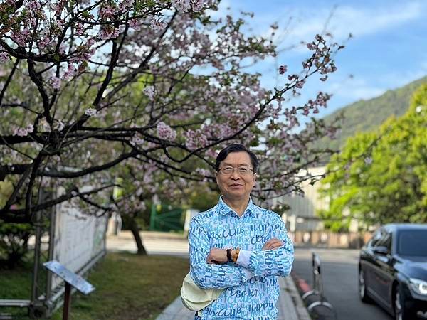 ★李永然律師參加忠誠健行隊健行活動，由苗圃登上七星山主峰，沿