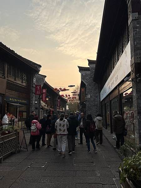 ★李永然律師逛寧波市區老街，沿途佈滿美食攤位