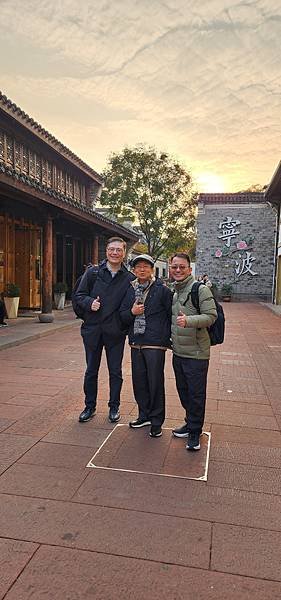 ★李永然律師逛寧波市區老街，沿途佈滿美食攤位