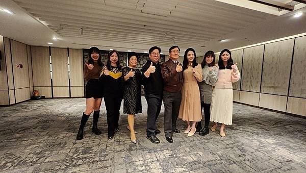 ★李永然律師以企業大家長身分參加永然關係企業尾牙餐宴，與同仁