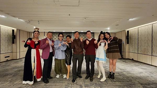 ★李永然律師以企業大家長身分參加永然關係企業尾牙餐宴，與同仁