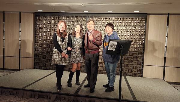 ★李永然律師以企業大家長身分參加永然關係企業尾牙餐宴，與同仁