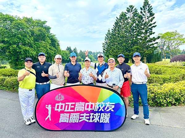 ★李永然律師參加中正高中校友會高爾夫球例賽，與校友們開心球敘