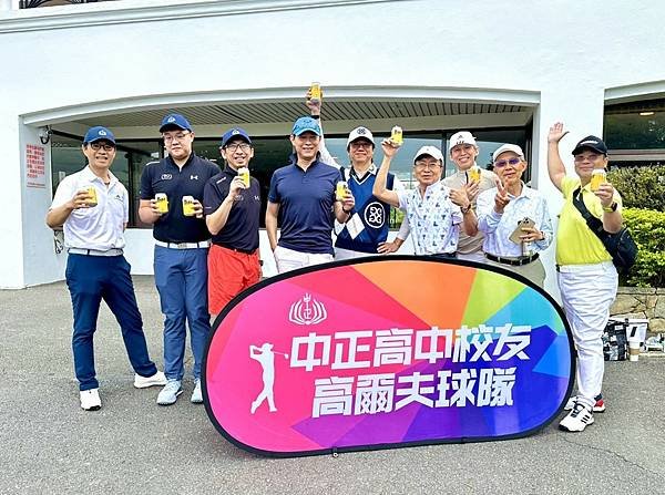 ★李永然律師參加中正高中校友會高爾夫球例賽，與校友們開心球敘