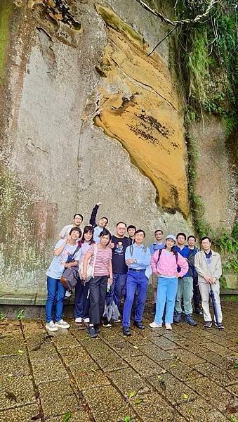 ★李永然律師參加永然職福會象山健行活動，與同仁們開心運動，身