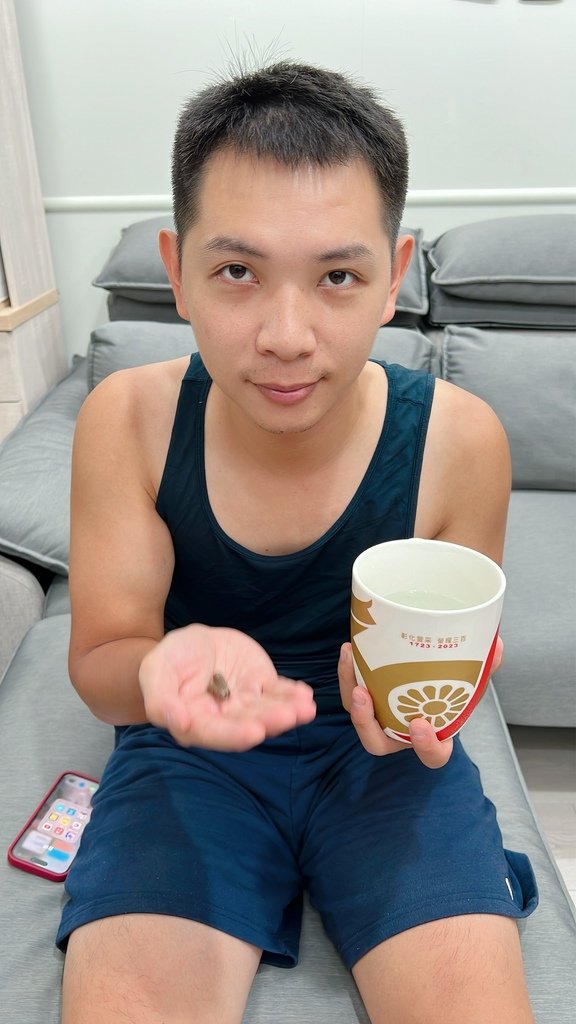 益比喜 善又美 草本複方膠囊_先生準備要吃