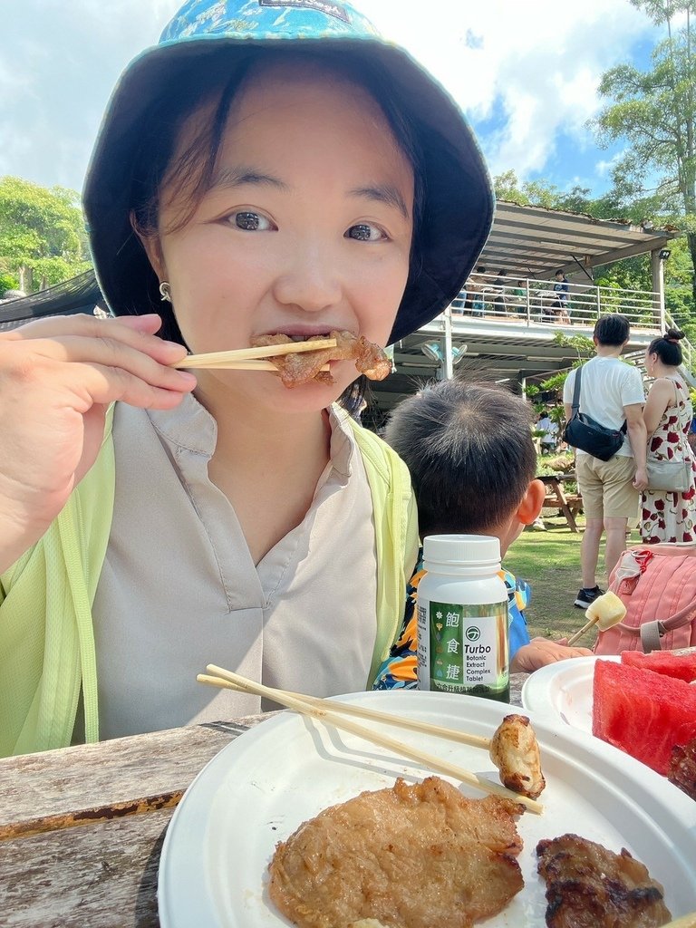 今一活樂 飽食捷 六合升級植萃加強錠_太太正在吃烤肉