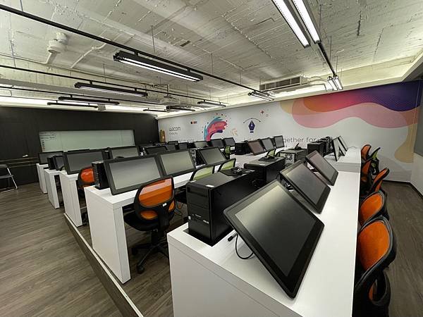 






學設計就到赫綵設計學院，Ai平面設計課程新手小