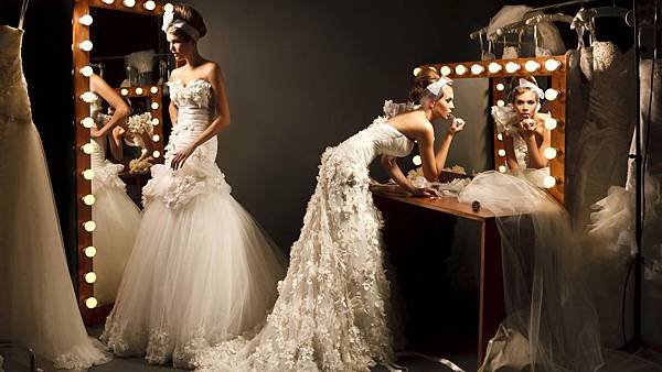 header-wedding-dress-trends-2013-feathers
