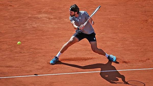 basilashvili-hamburg-2018-final-backhand.jpg