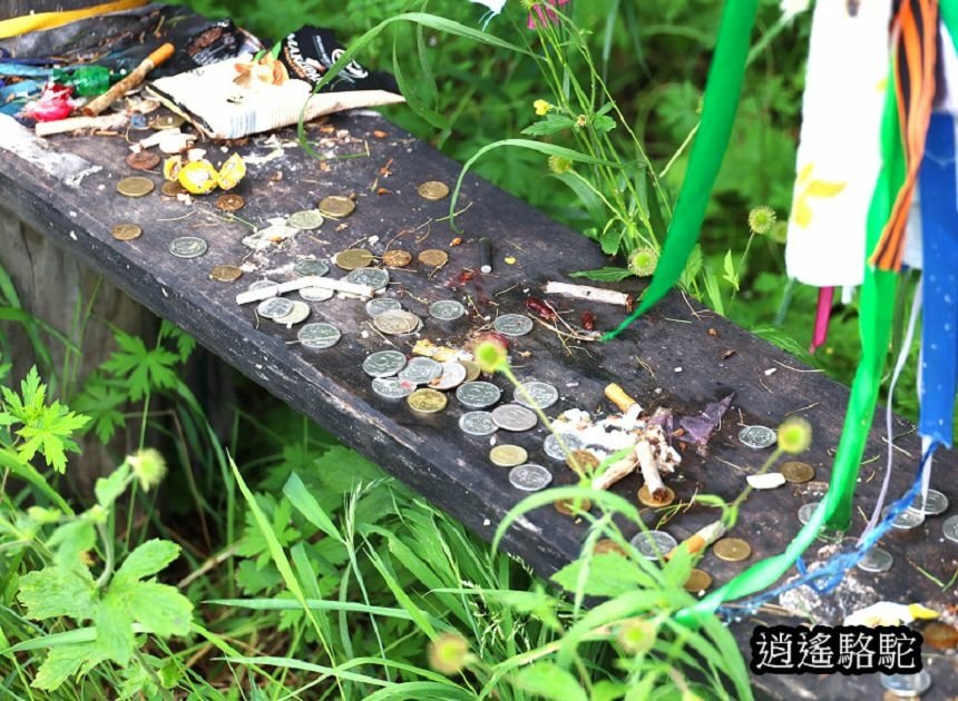 公路旁薩滿教的祭拜點-俄羅斯駱駝