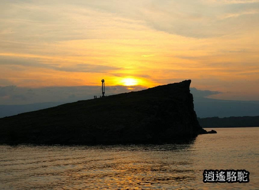 夕陽下渡輪駛往奧利洪島的胡日爾村-俄羅斯駱駝