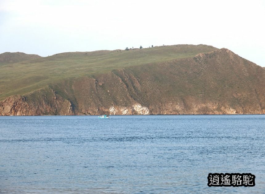 夕陽下渡輪駛往奧利洪島的胡日爾村-俄羅斯駱駝